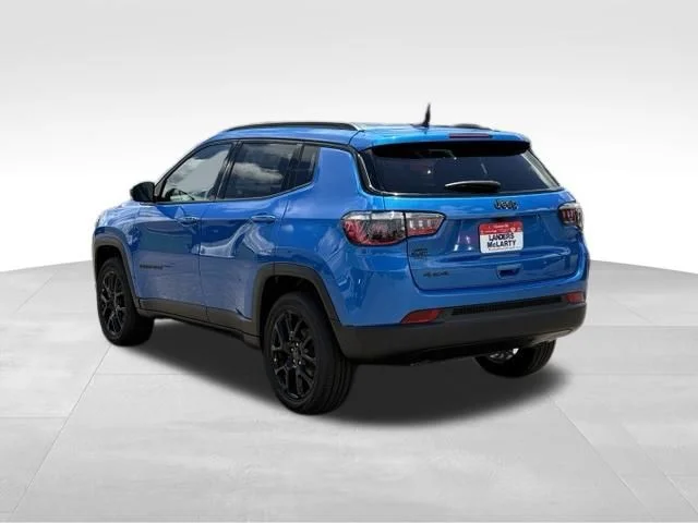 New 2026 Hydro Blue Pearl-Coat Exterior Paint Jeep Latitude image 6