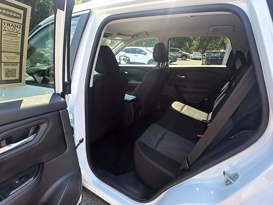Used 2025 Everest White Pearl Nissan SV image 22