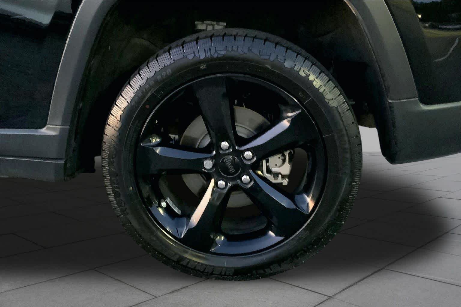 Used 2023 Diamond Black Crystal Pearlcoat Jeep Altitude image 9