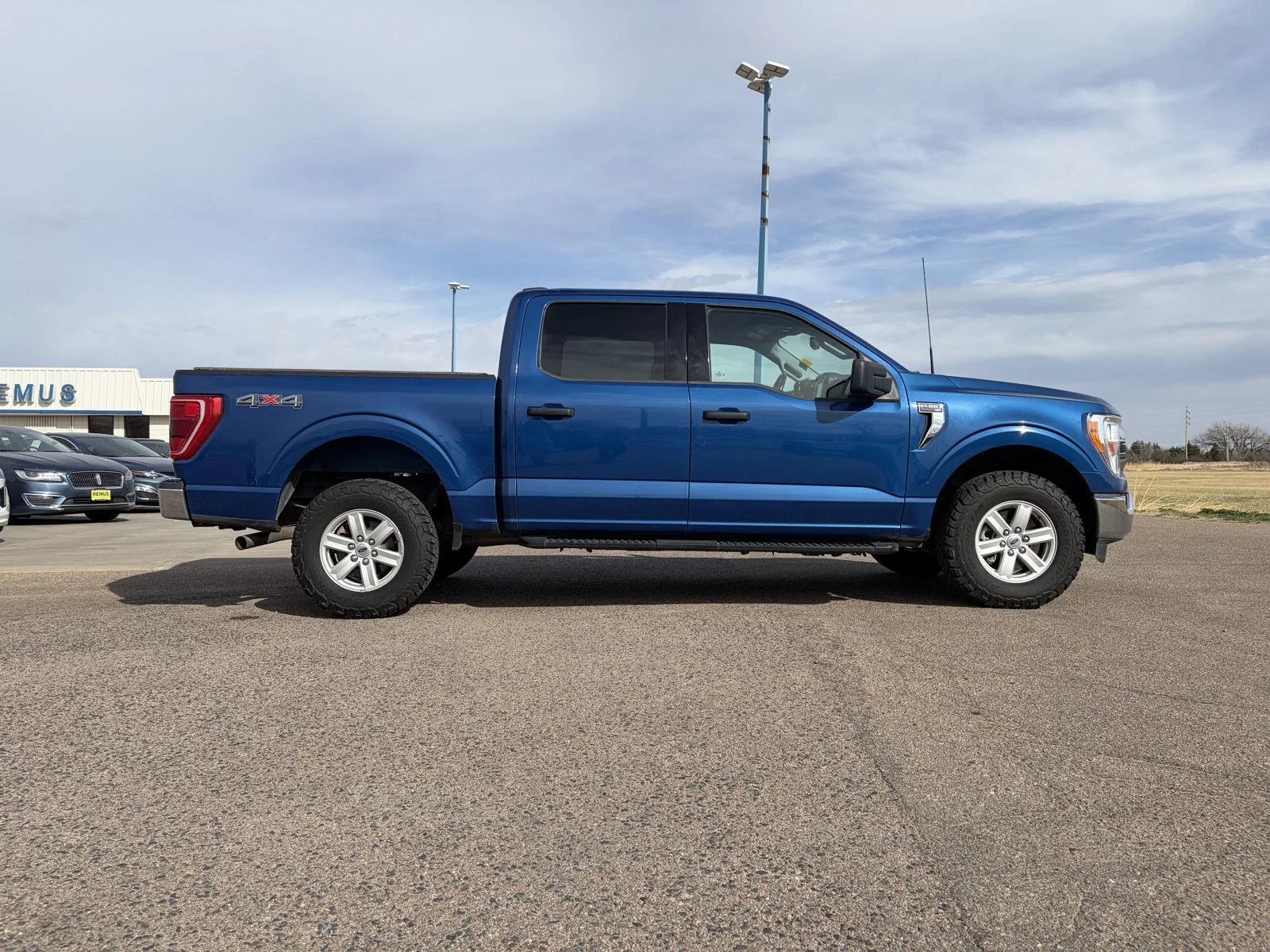 Used 2022  Ford XL image 8