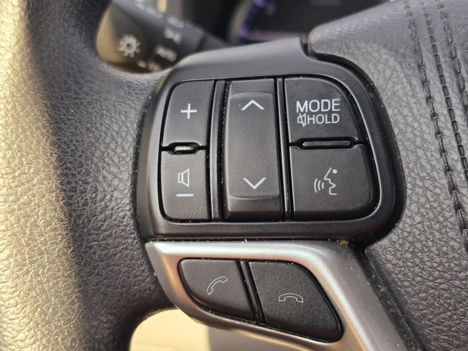 Used 2018 Midnight Black Metallic Toyota LE image 27
