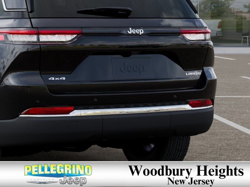 New 2026 Diamond Black Crystal Pearl-Coat Exterior Paint Jeep Laredo X image 13