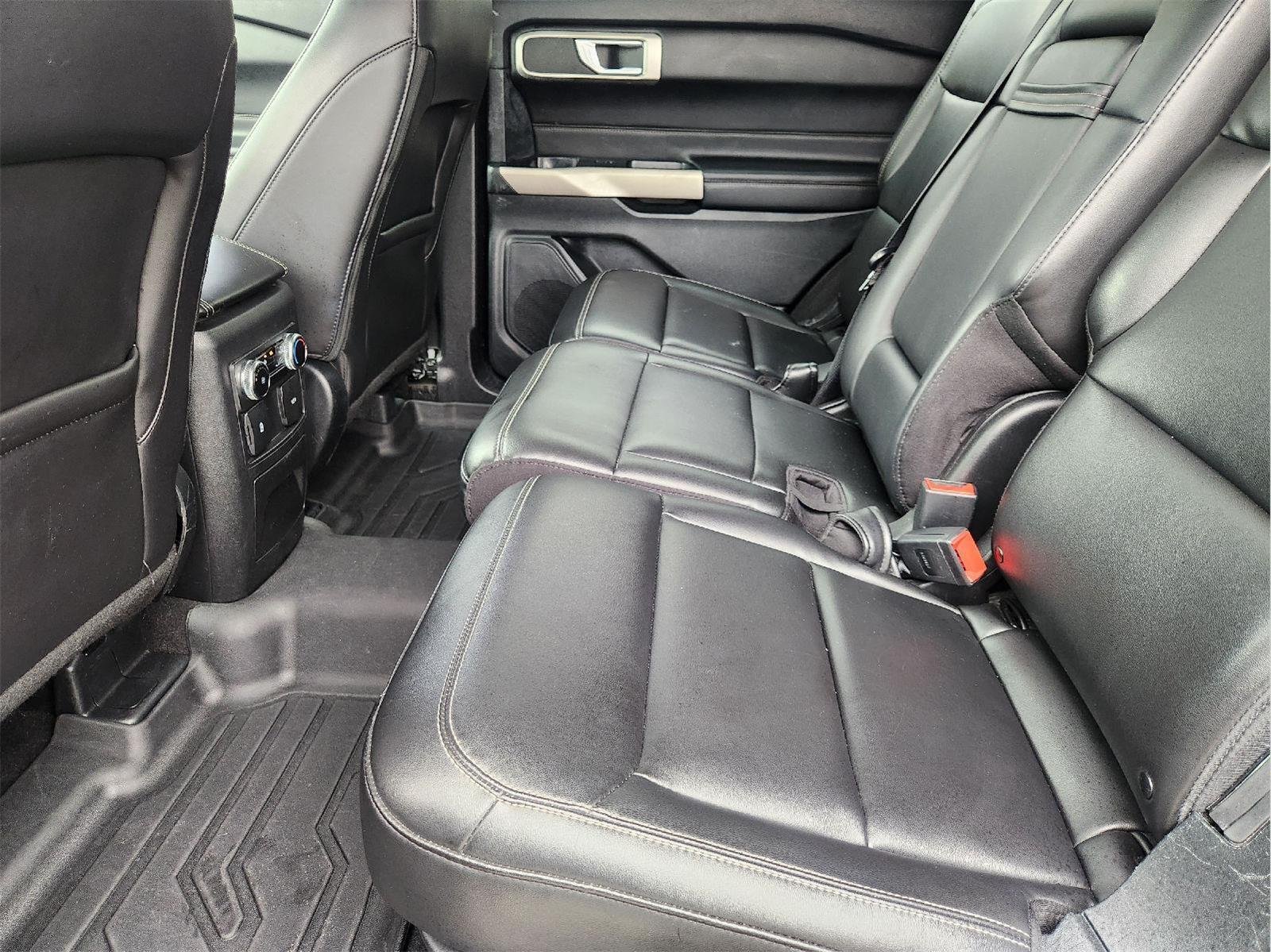 2023 Ford Explorer photo 30 of 34