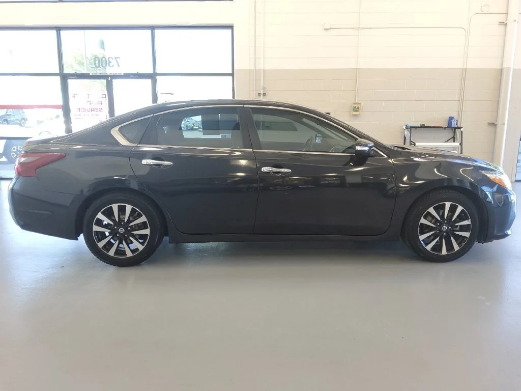 Used 2018 Blue Nissan 2.5 SL image 24