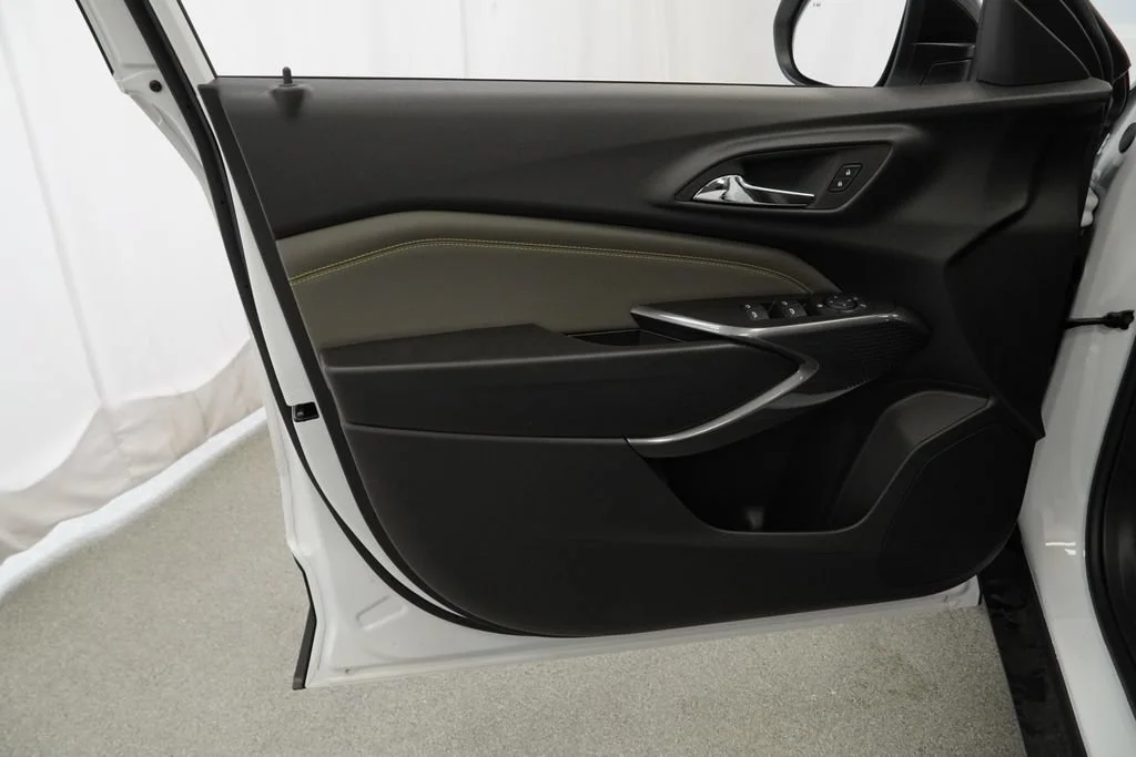 New 2026 Summit White Chevrolet ACTIV image 21