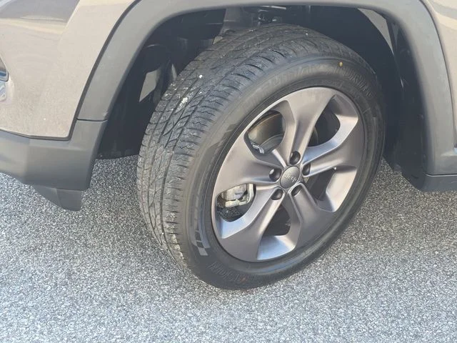 Used 2022 Gray Jeep Latitude Lux image 30