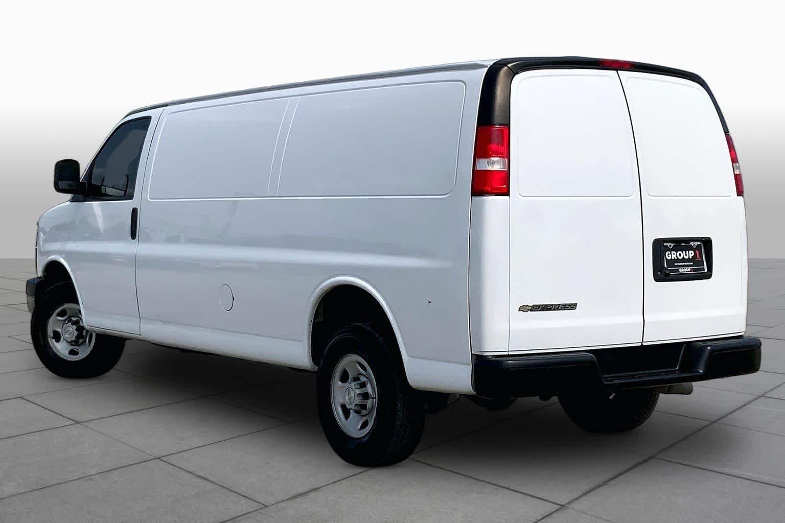 Used 2023 Summit White Chevrolet  image 12