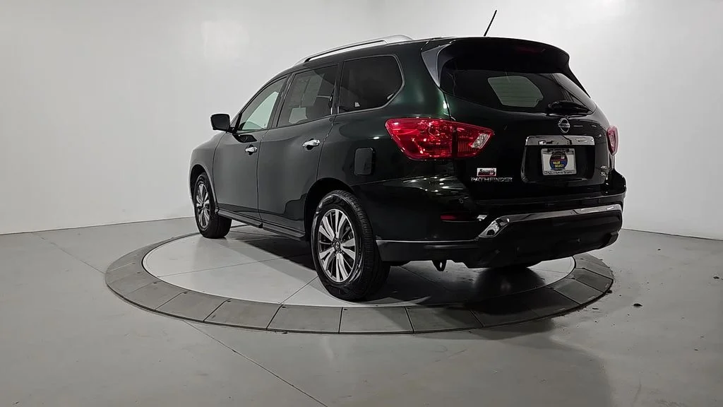 Used 2018 Green Nissan SL image 3