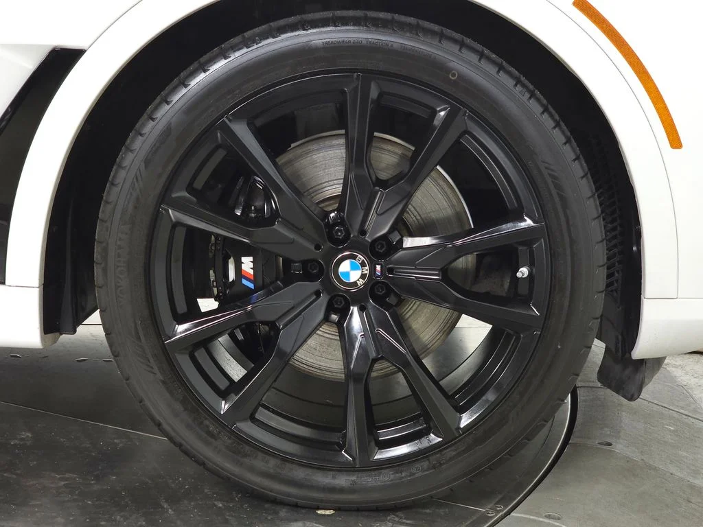 Used 2025 White BMW xDrive40i image 13