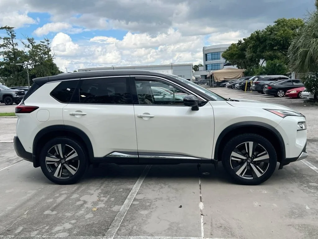 Used 2021 Pearl White Nissan Platinum image 8