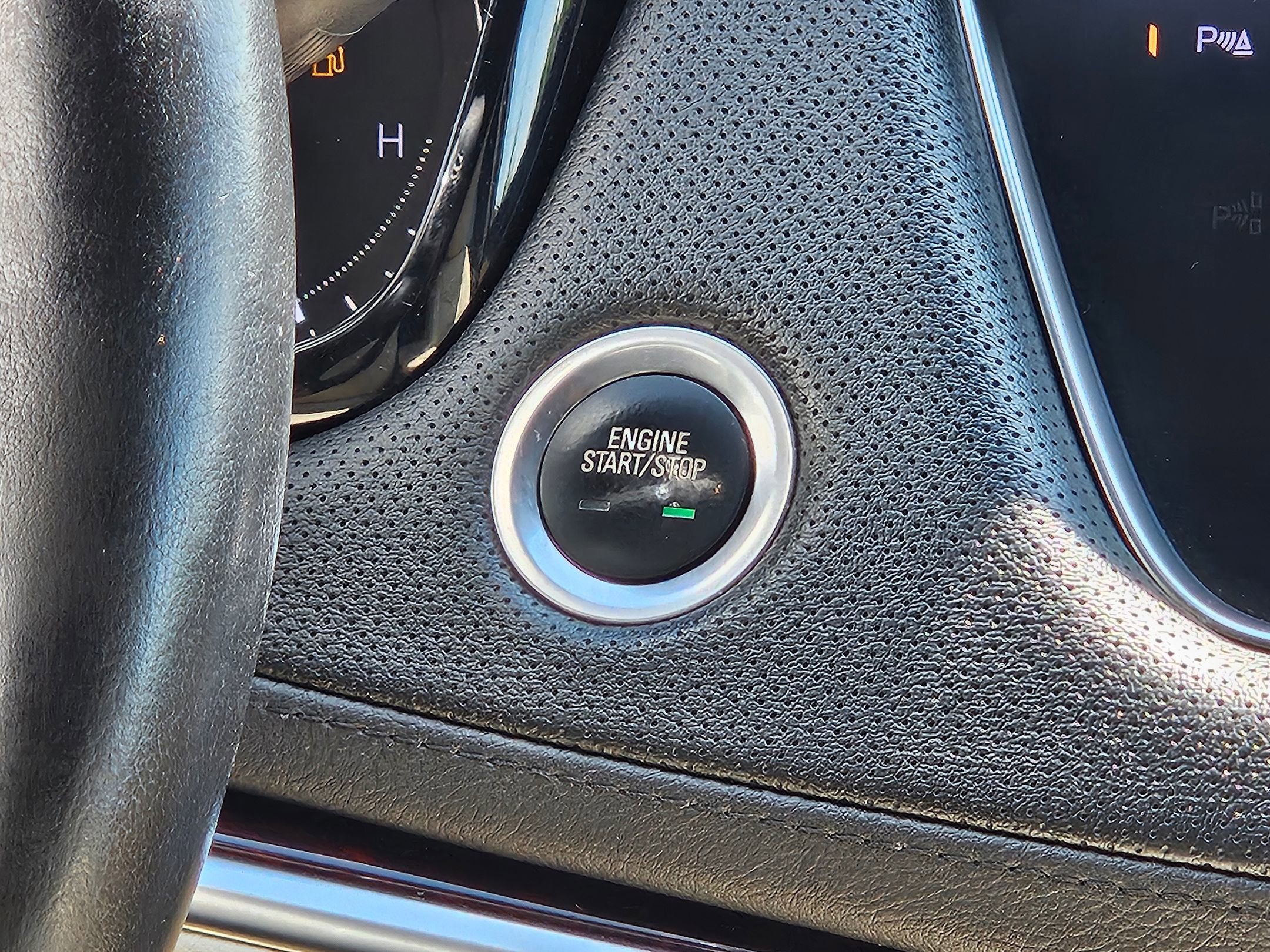 Used 2019 Crystal White Tricoat Cadillac Luxury FWD image 14