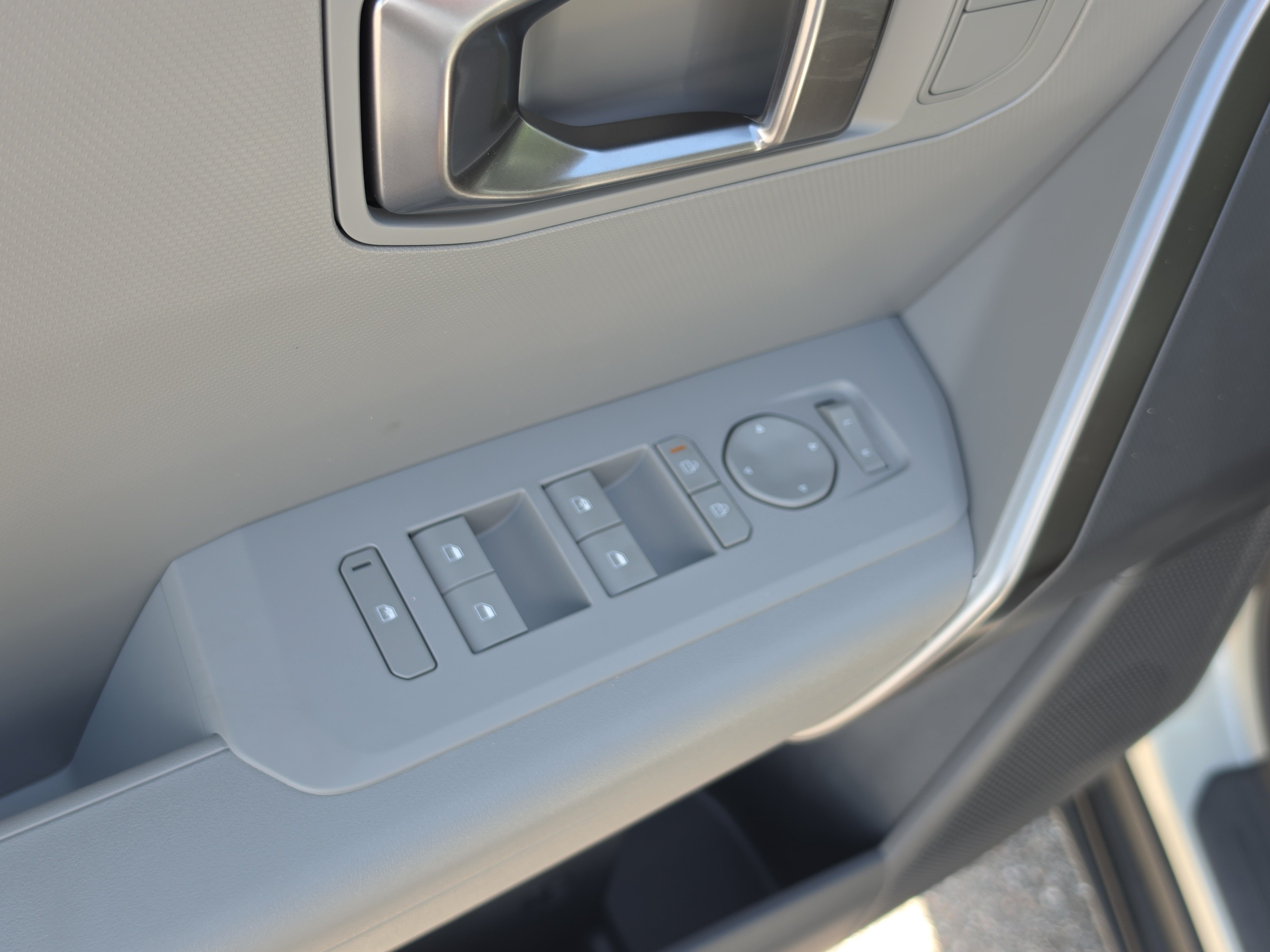 New 2027 Ivory Silver Kia LX image 19