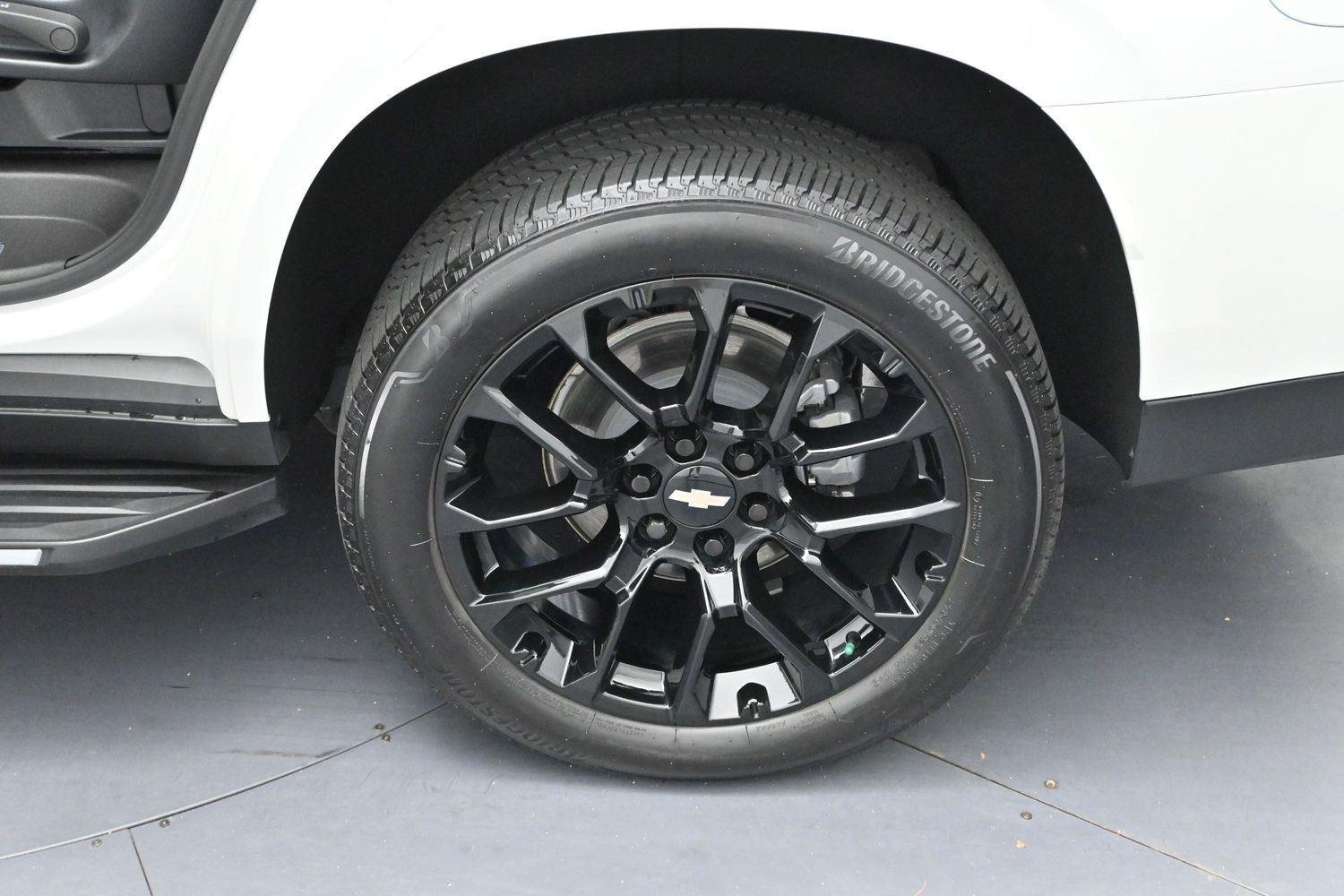 Used 2025 Iridescent Pearl Tricoat Chevrolet High Country image 32