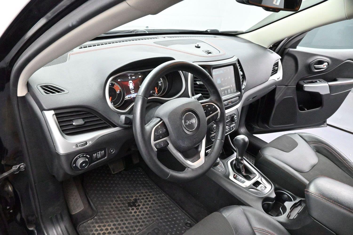 Used 2018 Diamond Black Crystal Pearlcoat Jeep Trailhawk image 12