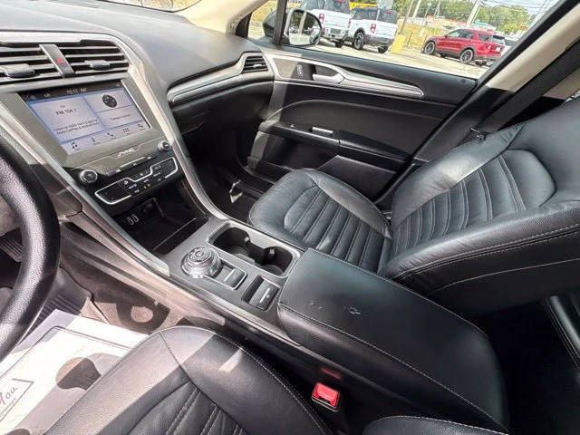 Used 2019 Black Ford SE image 18