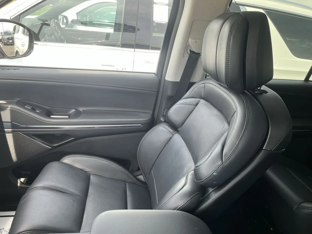 Used 2025 White Lincoln Reserve image 25