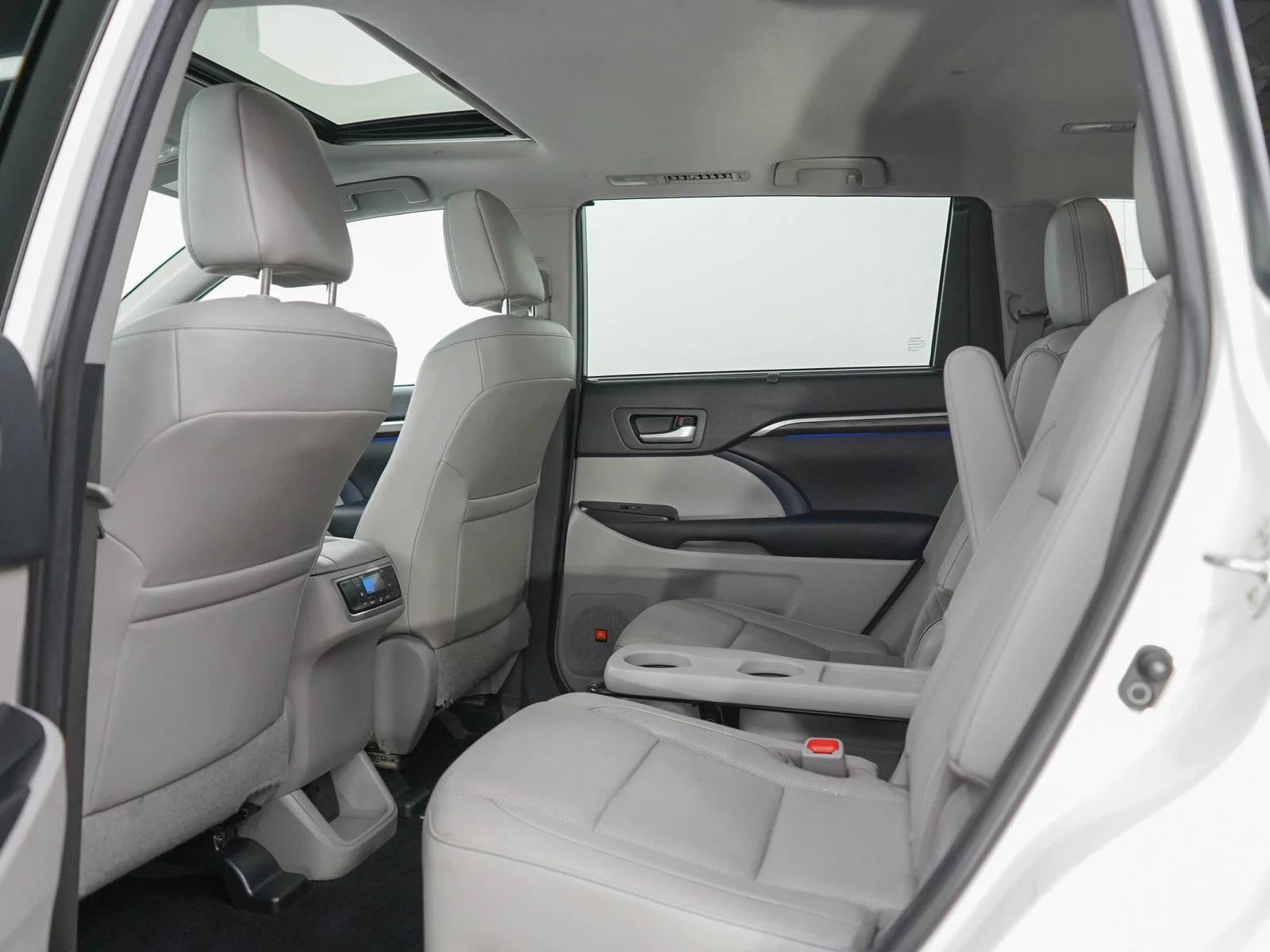 Used 2016 Blizzard Pearl Toyota  image 17