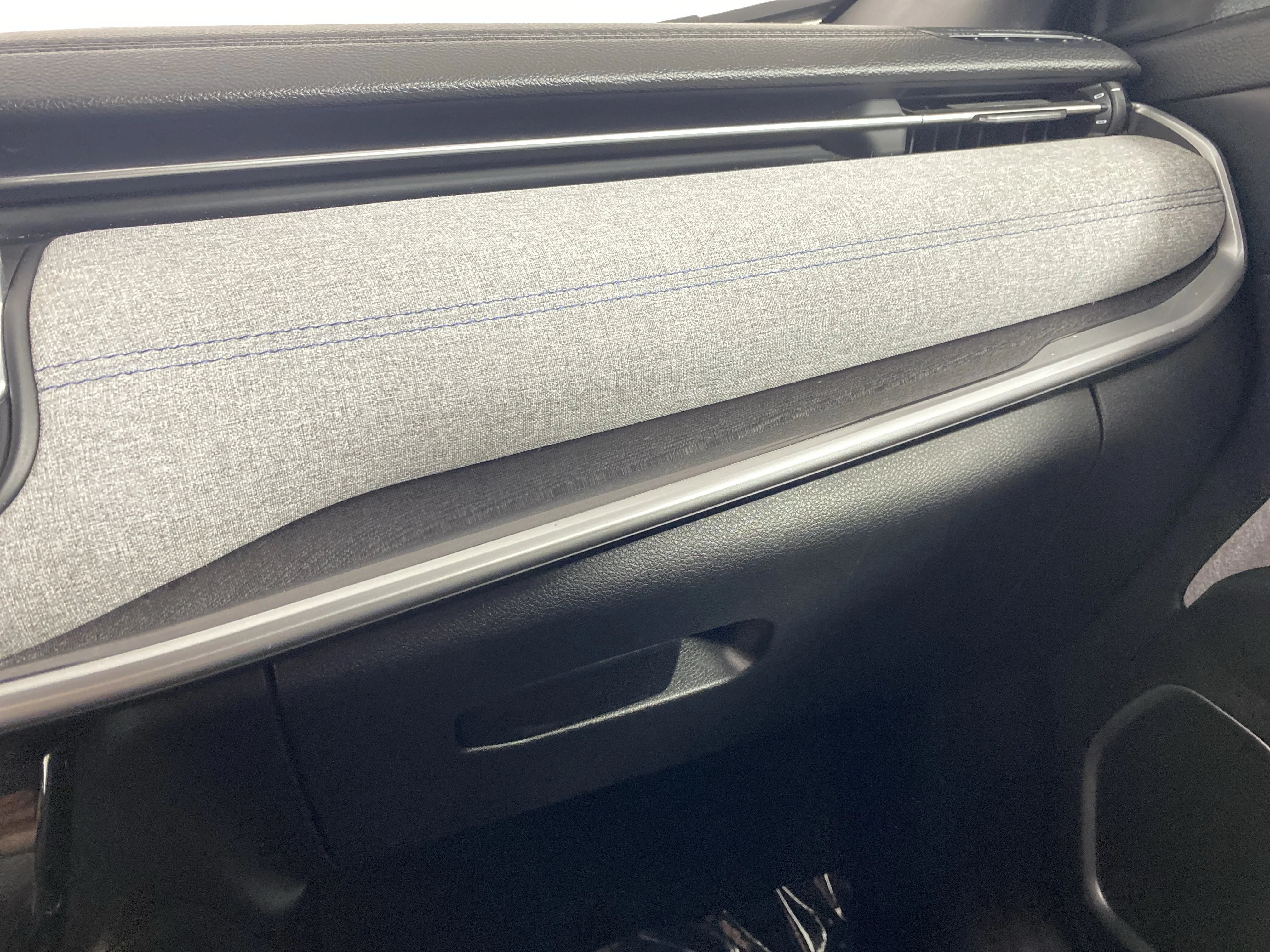Used 2023 Billet Silver Metallic Clearcoat Jeep Latitude image 29