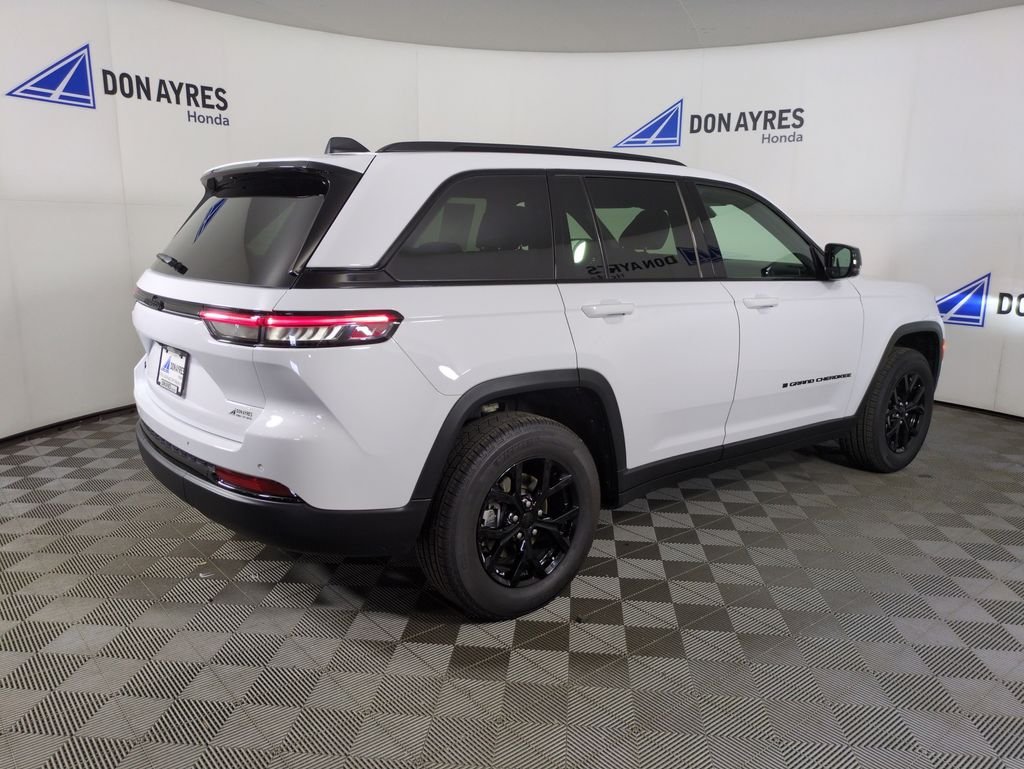 Used 2025  Jeep Altitude X image 8