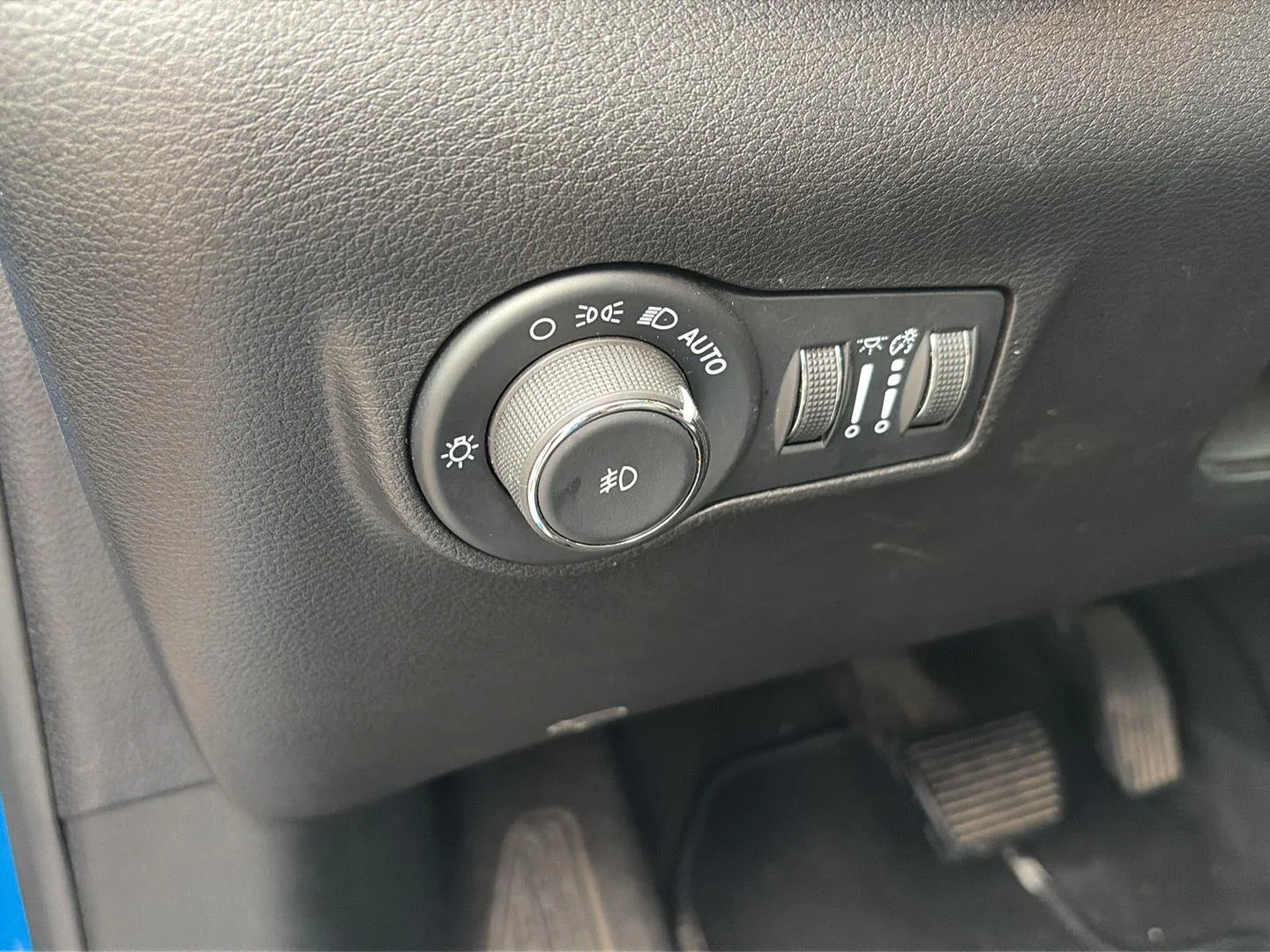 Used 2025 Hydro Blue Pearlcoat Jeep Limited image 9