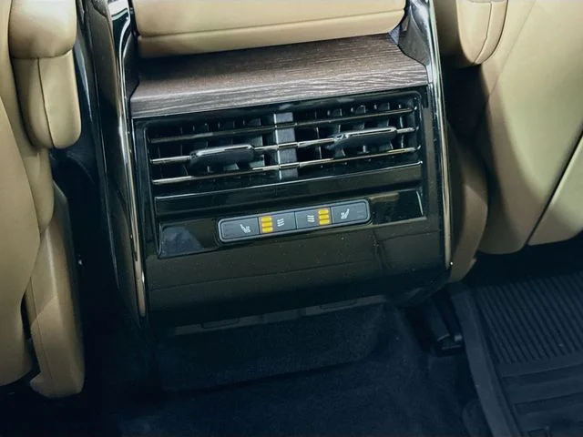 Used 2024 Blue Land Rover SE image 27