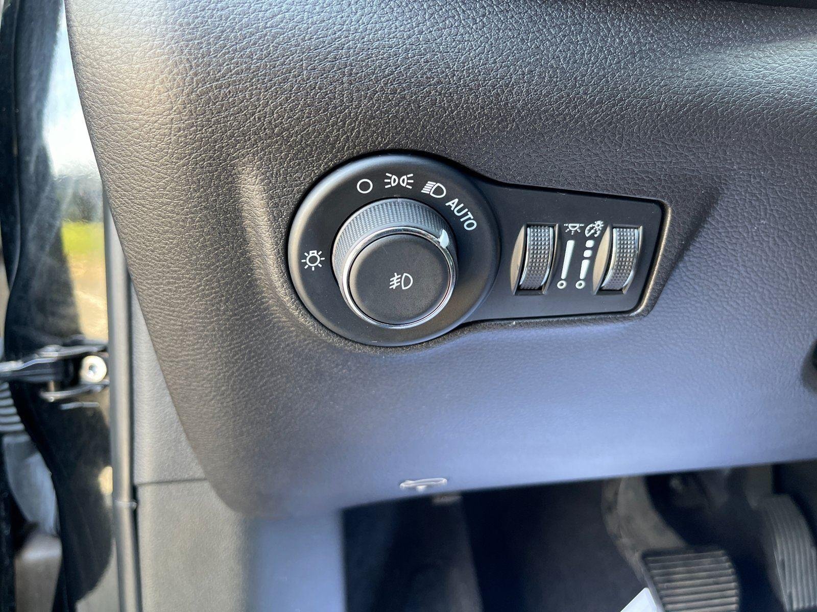 Used 2024 Diamond Black Crystal Pearlcoat Jeep Latitude image 17