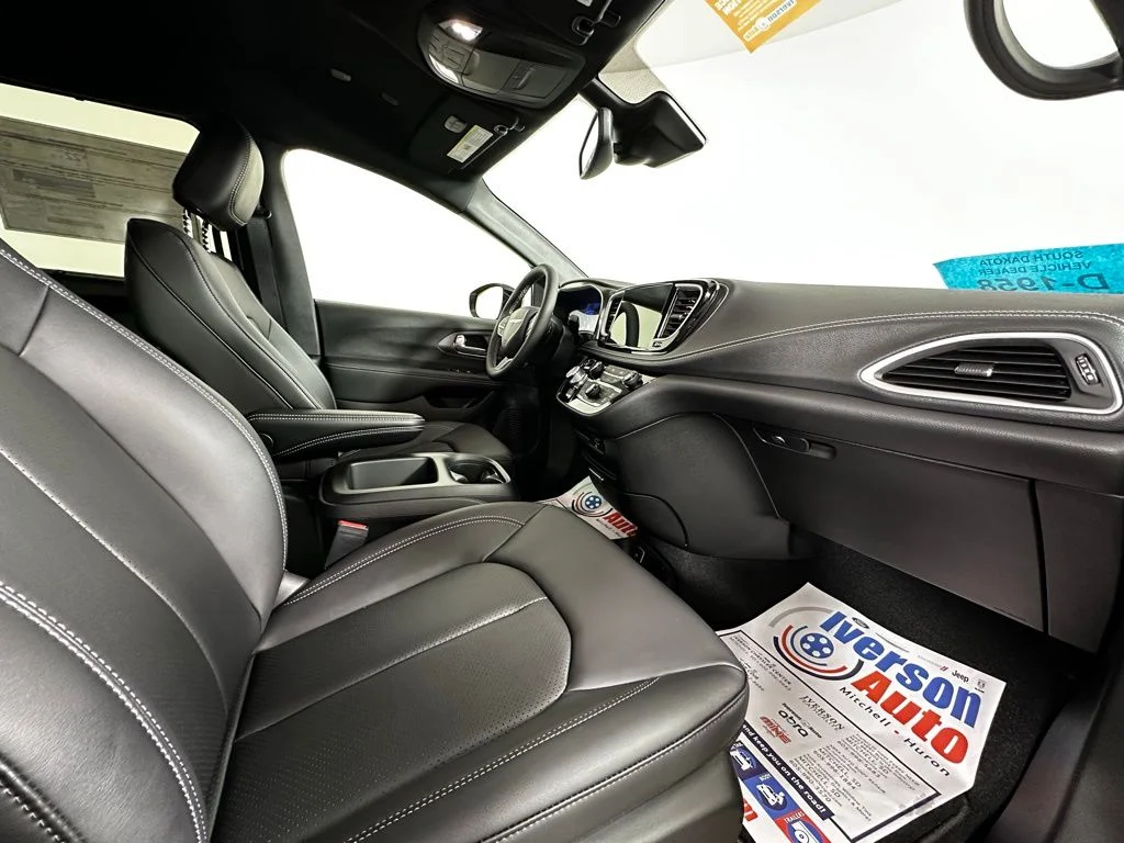 New 2026 Bright White Clear-Coat Exterior Paint Chrysler Select image 22