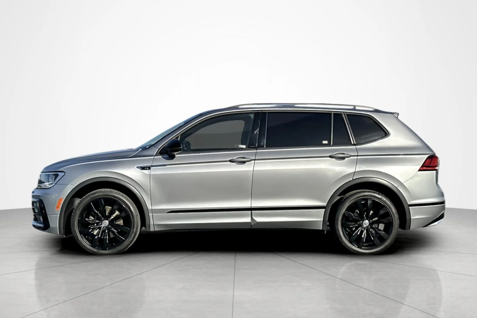 Used 2021 SILVER METALLIC Volkswagen SE R-Line Black image 2