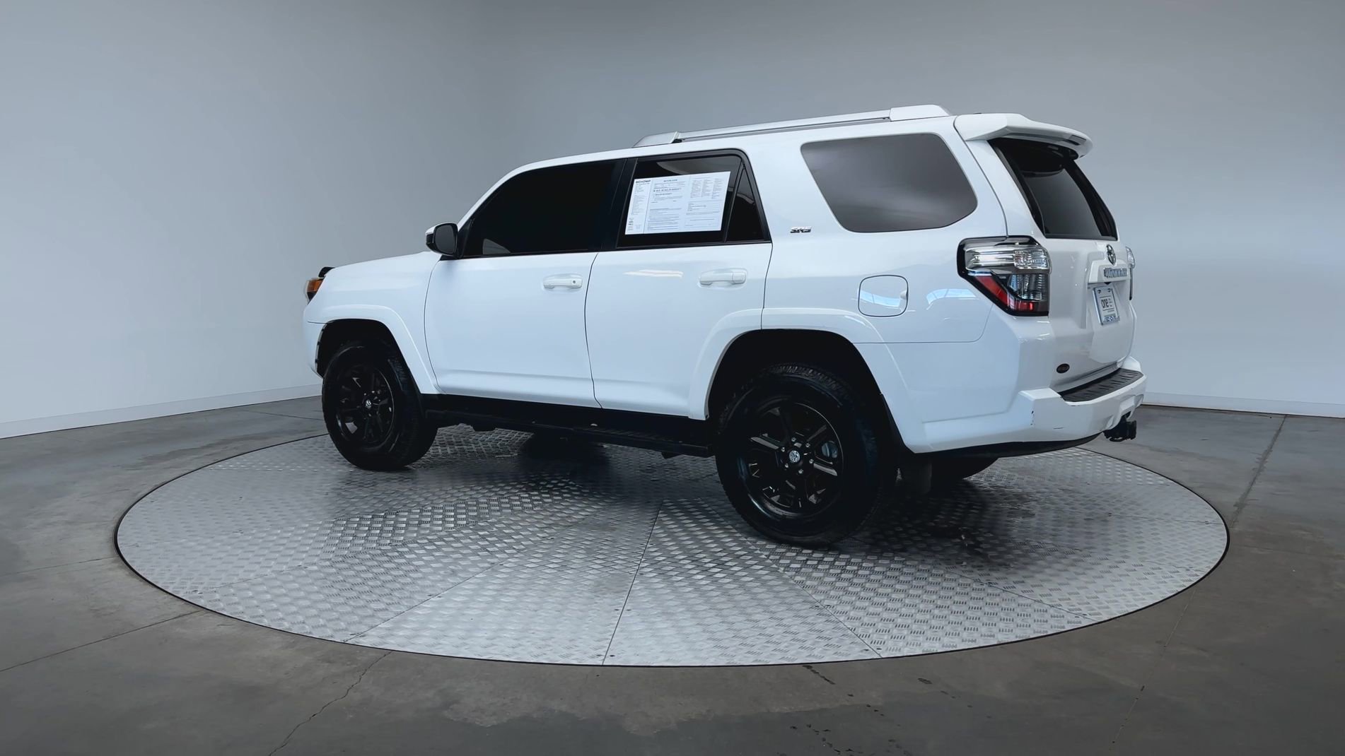 Used 2016 Super White Toyota SR5 image 6