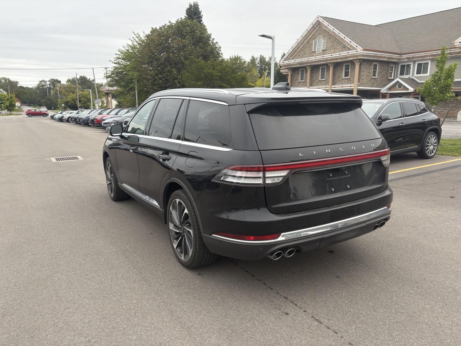 Used 2025 Infinite Black Metallic Clearcoat Lincoln Reserve image 5