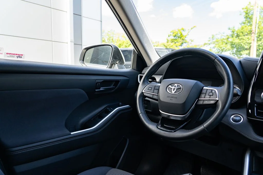 Used 2020 White Toyota LE image 12