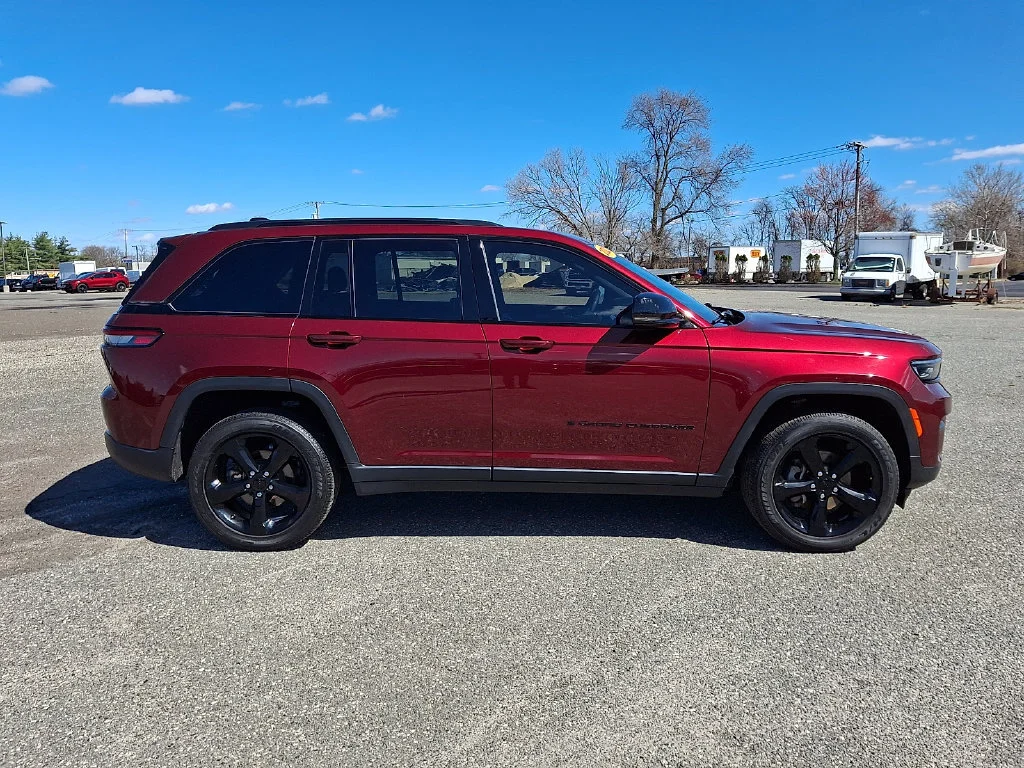 Used 2023 Velvet Red Pearlcoat Jeep Altitude image 13