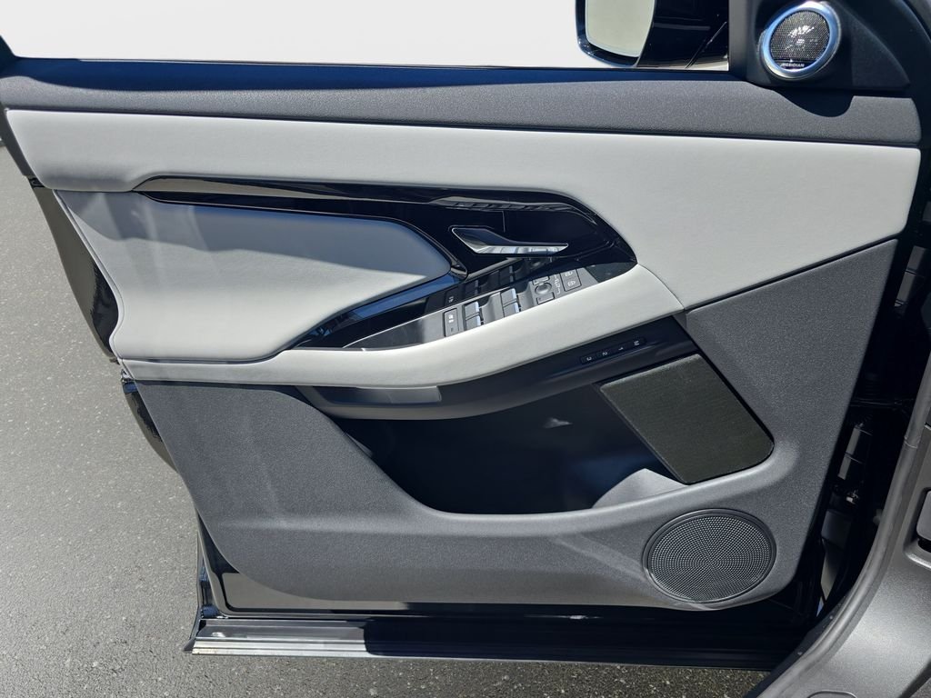 New 2026 Santorini Black LAND ROVER S image 28