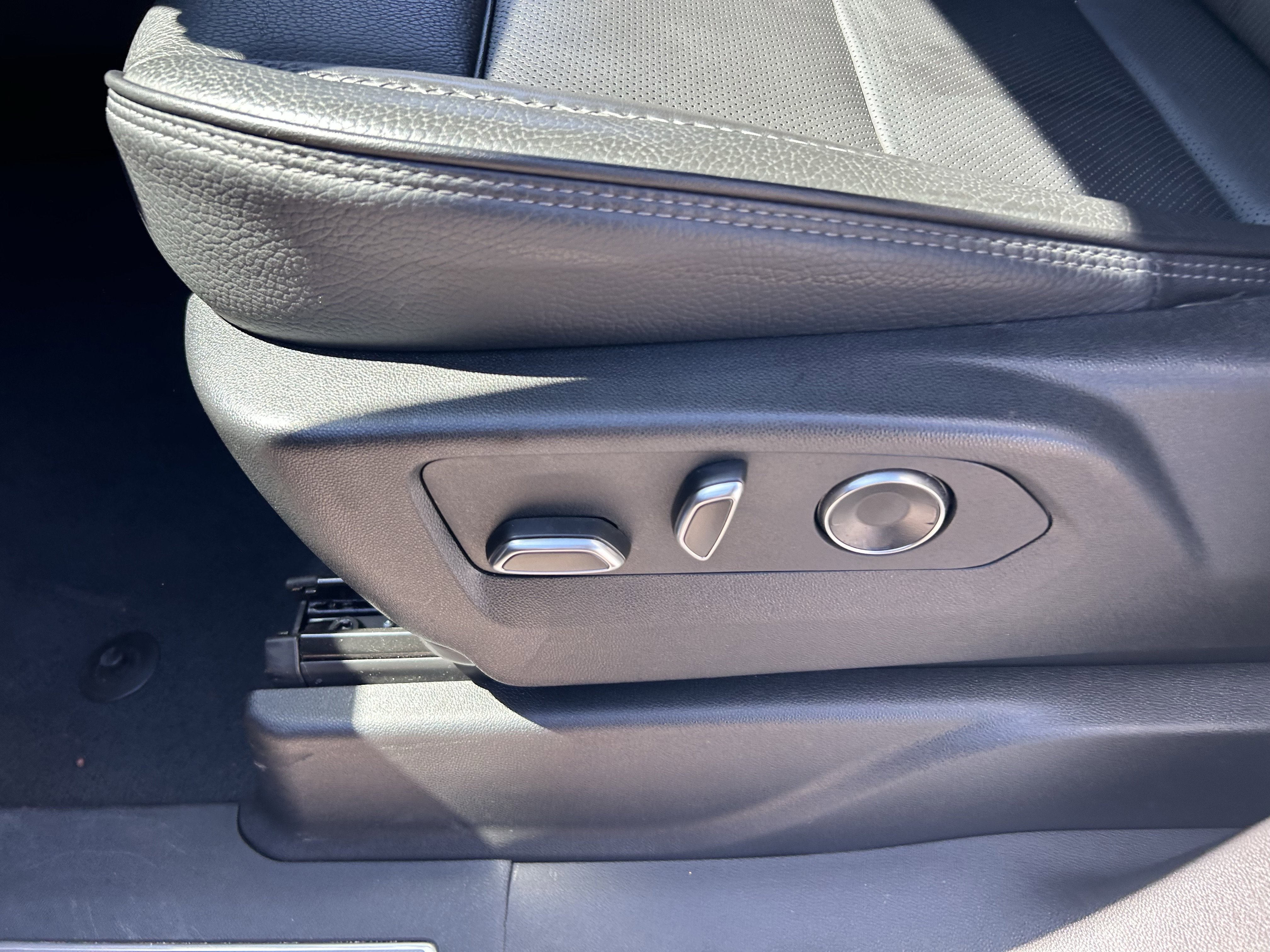 2025 GMC Yukon Denali - Photo 10
