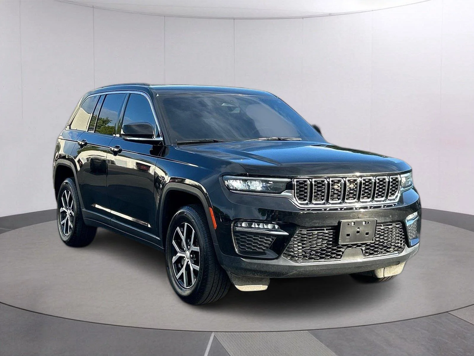Used 2024 Diamond Black Crystal Pearlcoat Jeep Limited image 9