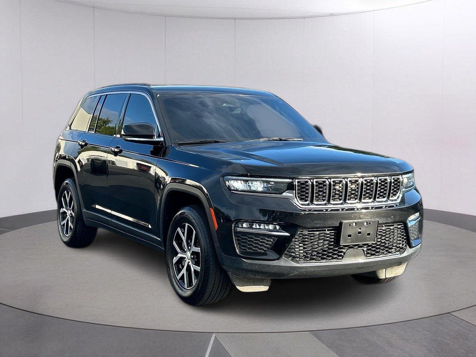Used 2024 Diamond Black Crystal Pearlcoat Jeep Limited image 9