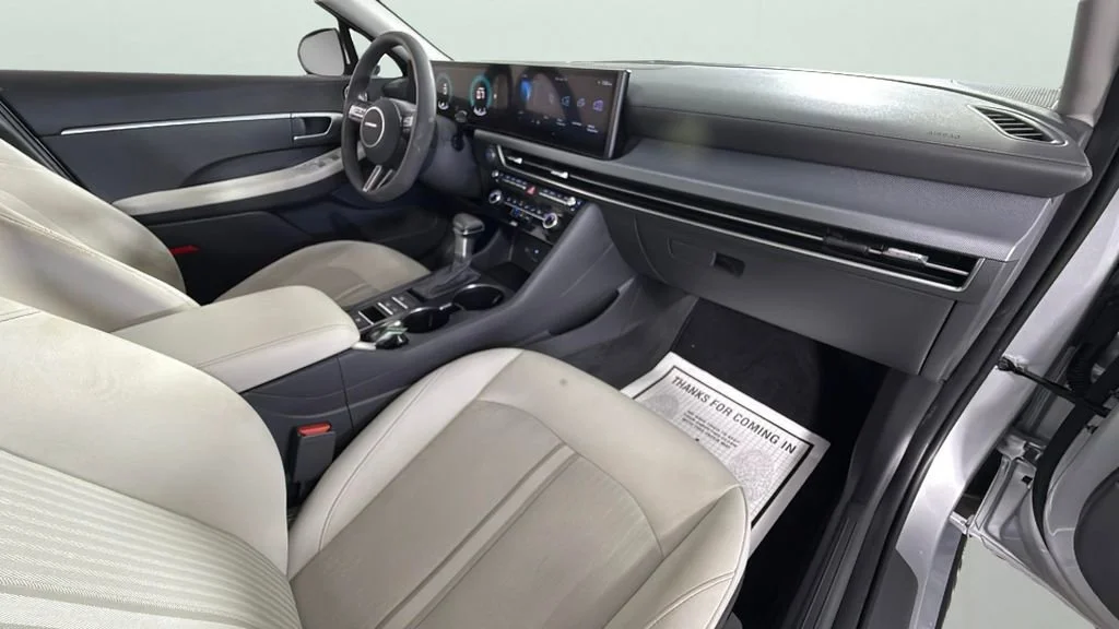 Used 2025 Silver Hyundai SE image 31