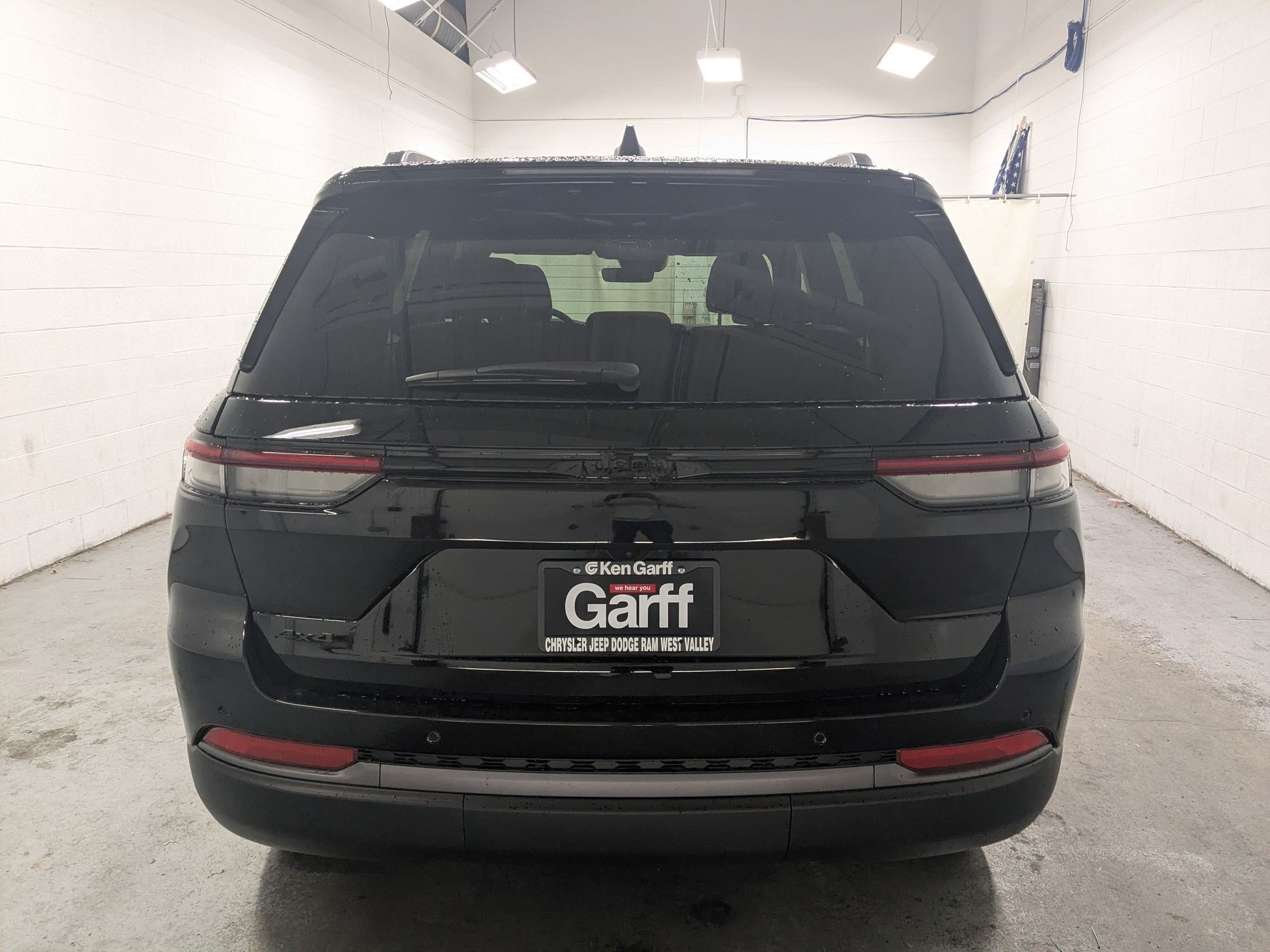 New 2026 Diamond Black Crystal Pearlcoat Jeep Limited image 5