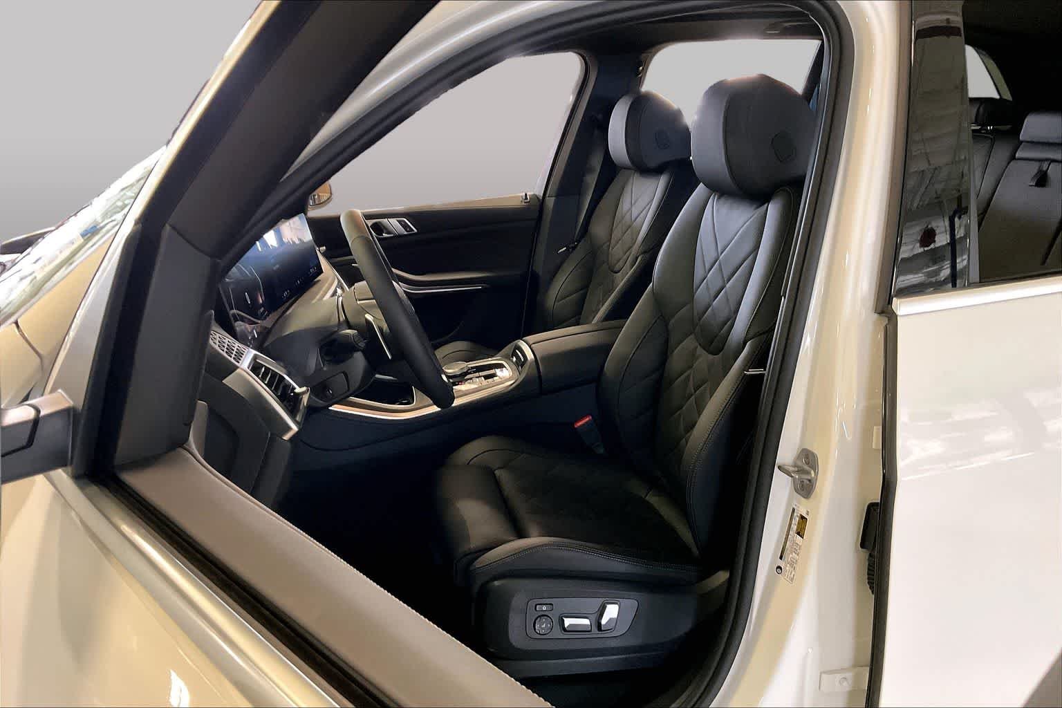 New 2026 Alpine White BMW sDrive40i image 9