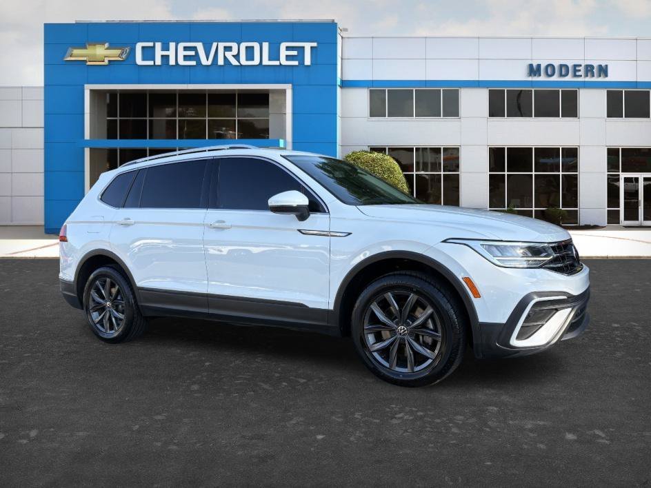 Used 2022 White Volkswagen SE image 6