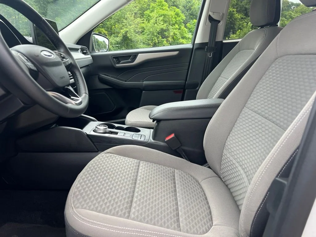 Used 2022 White Ford SE image 19