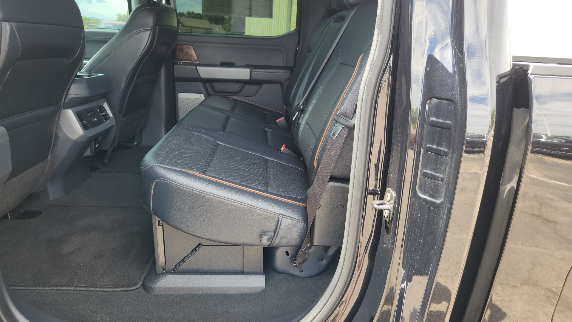 Used 2026 Agate Black Metallic Ford LARIAT image 18