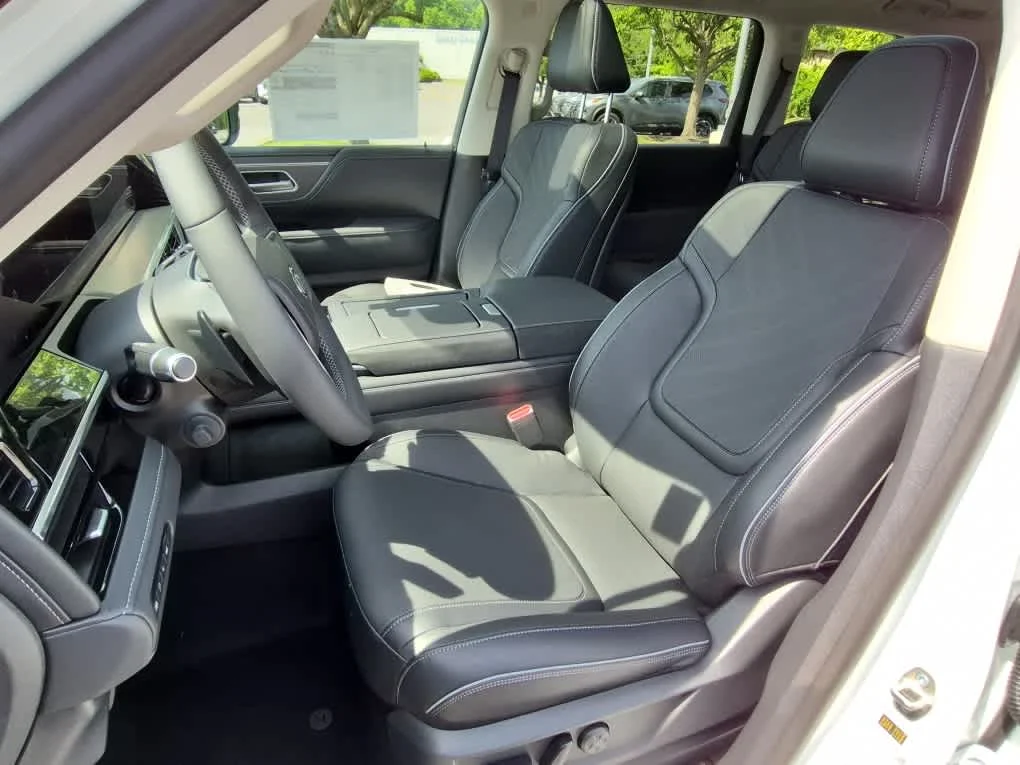New 2026 RADIANT WHITE INFINITI Luxe 4WD image 12