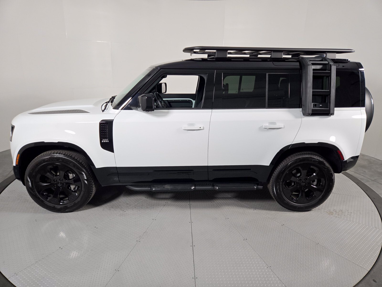 Used 2026 Fuji White Land Rover X-Dynamic SE image 8