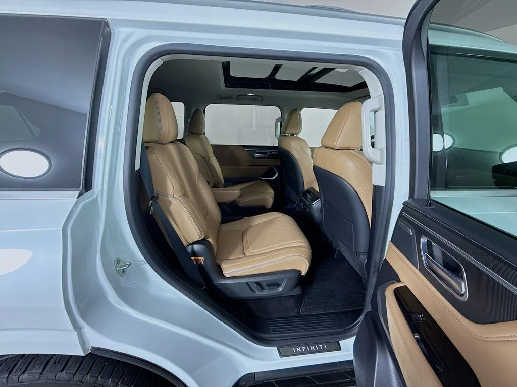 Used 2025 White INFINITI LUXE image 30