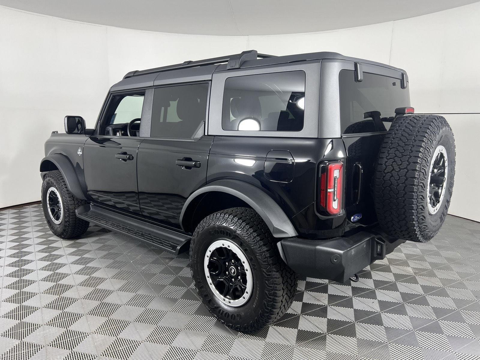 Used 2025 Shadow Black Ford Outer Banks image 8