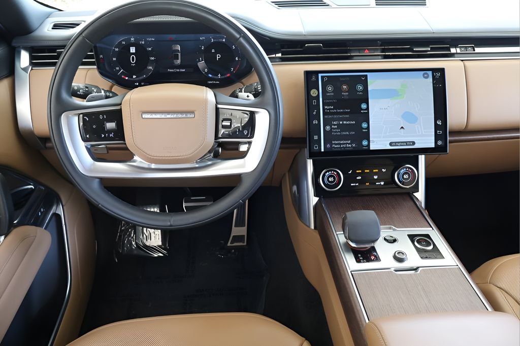 Used 2023 White Land Rover SE image 14