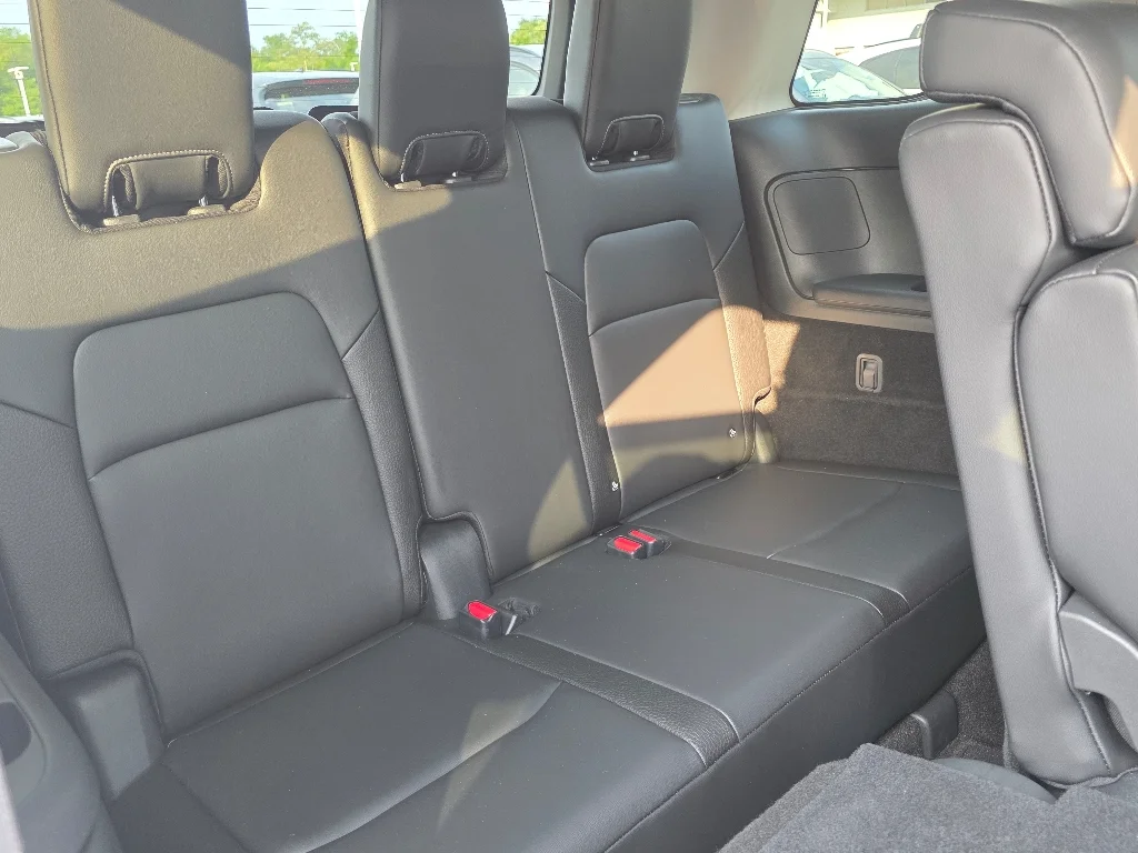 Used 2025 White Nissan SL image 27
