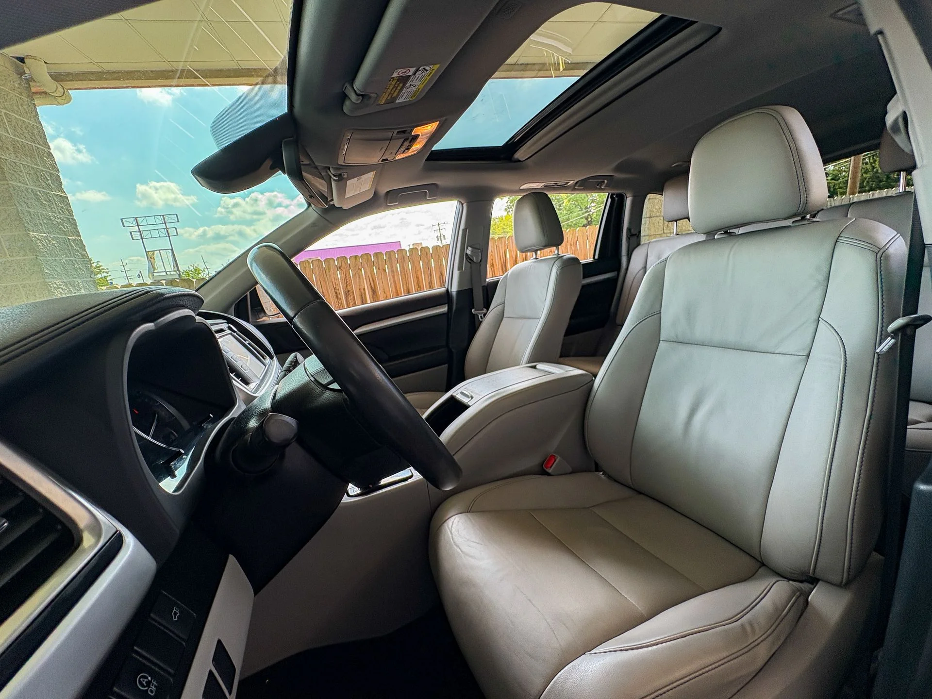 Used 2019 White Toyota XLE image 25