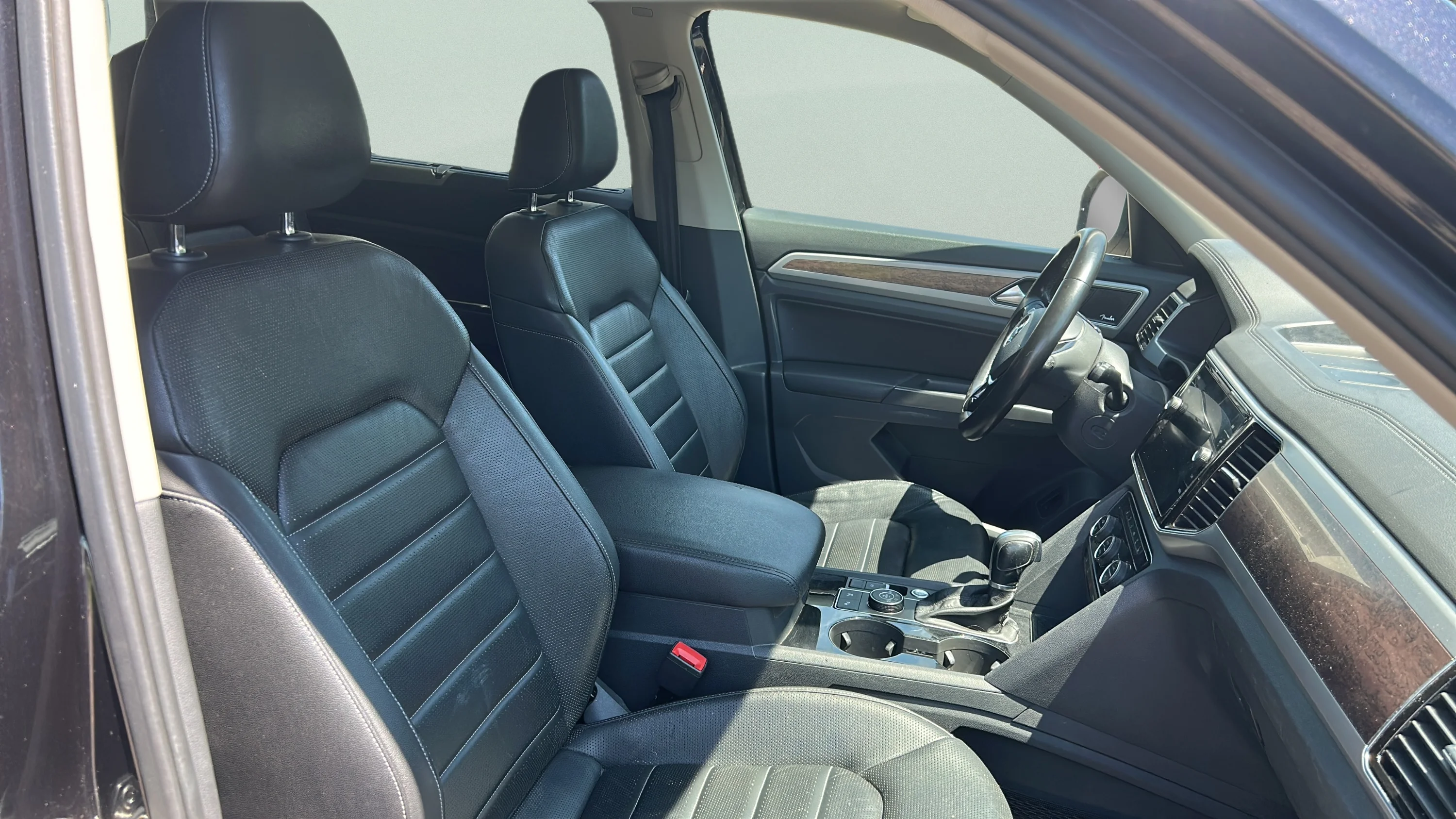 Used 2018 Black Volkswagon SEL PREMIUM image 11